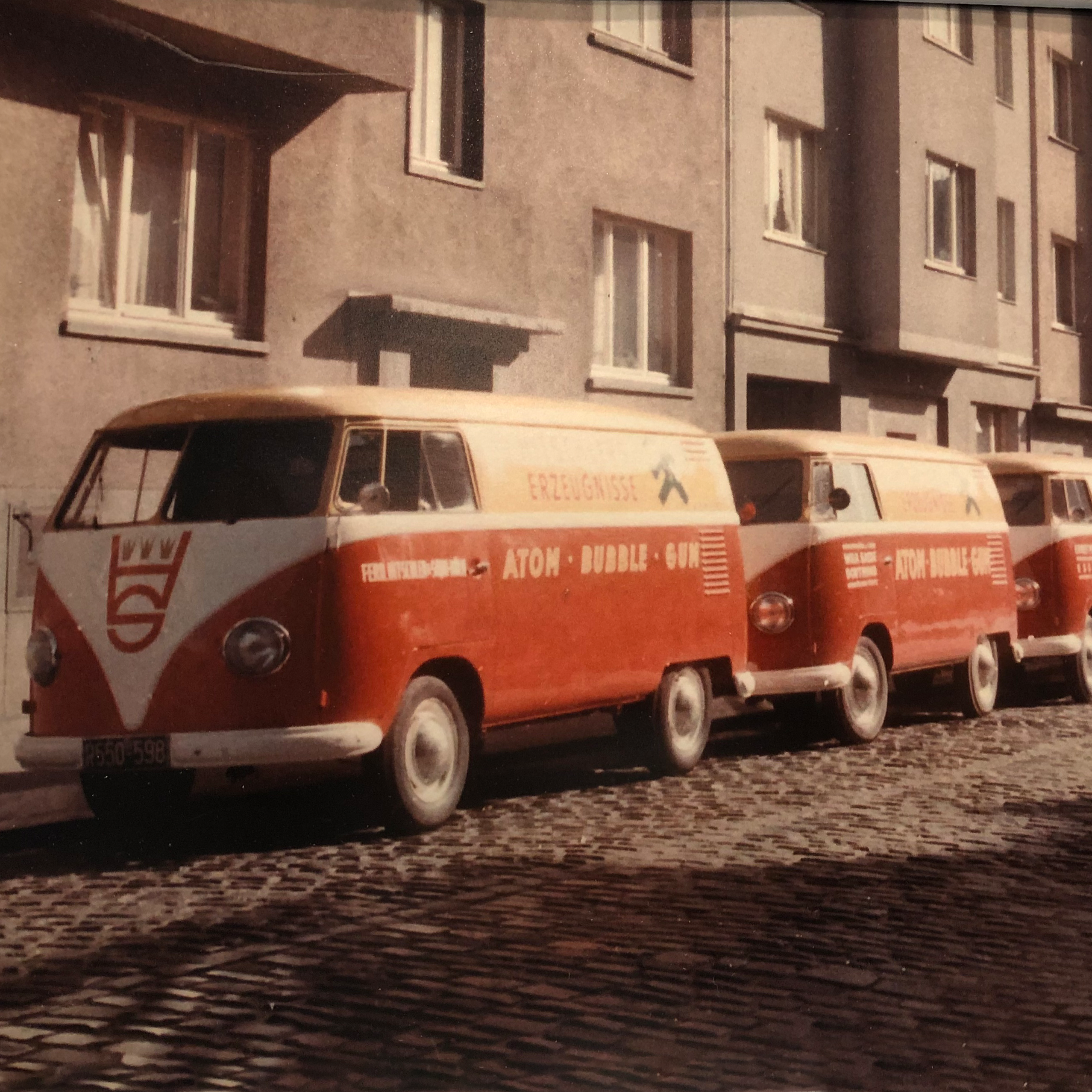 alte hitschler hitschies VW Busse hintereinander geparkt aus einem Fotoalbum 