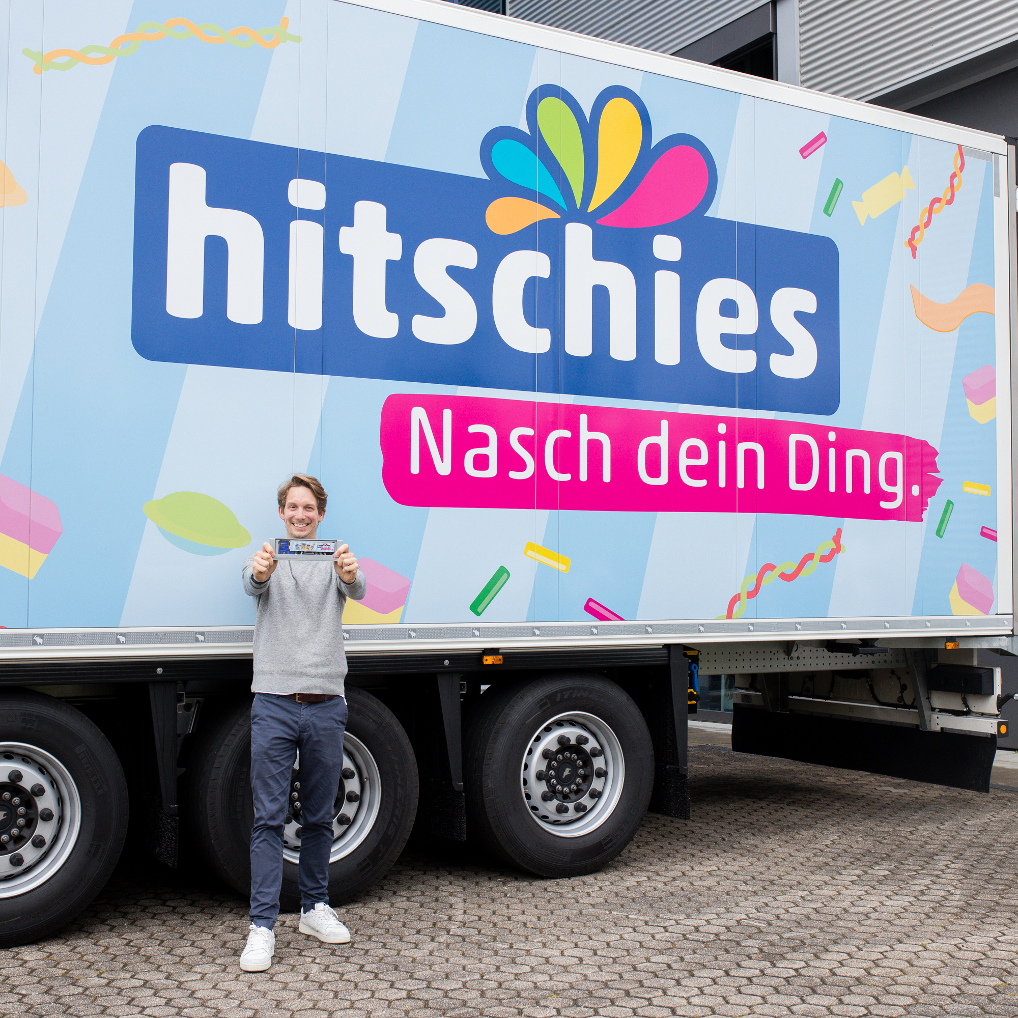 Philip Hitschler Becker vor einem hitschies Nasch dein Ding LKW 
